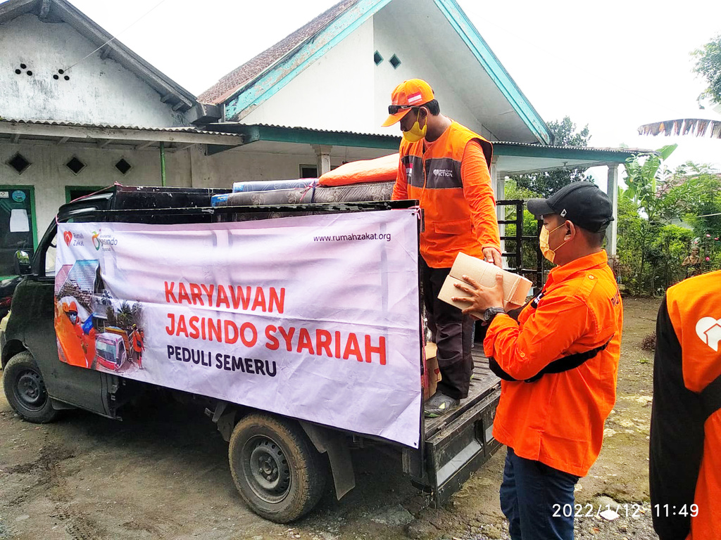 Jasindo Syariah Gandeng Rumah Zakat Berbagi Kebaikan Dengan Penyintas Korban Semeru